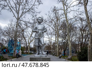 Памятник Володе Ульянову (Владимиру Ленину в детстве), Комсомольский парк, город Севастополь, Крым. Историческая достопримечательность Севастополя. Скульптура ребенка в городском парке. Редакционное фото, фотограф Андрей Степанов / Фотобанк Лори
