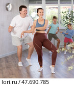 Parents with young daughter and schoolboy son are taught to move to boogie-woogie. Стоковое фото, фотограф Яков Филимонов / Фотобанк Лори