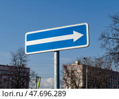 Дорожный информационный знак "Съезд на дорогу с односторонним движением" Стоковое фото, фотограф Ярославский Максим / Фотобанк Лори