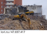 Экскаваторы Volvo и Hyundai разрушают здание ПРОМЭКТа в Екатеринбурге. Улица Декабристов, дом 20 (2021 год). Редакционное фото, фотограф Алексей Иванов / Фотобанк Лори