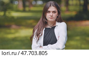 Portrait of a smiling young Georgian girl in a park. Стоковое видео, видеограф Mikhail Davidovich / Фотобанк Лори