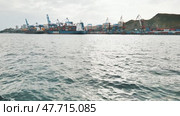 Vladivostok, Russia - August 9, 2021: The seaport of Vladivostok with cranes. View from the ferry. Редакционное видео, видеограф Mikhail Davidovich / Фотобанк Лори