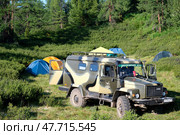 Экспедиционный лагерь с автомобилем Вепрь на переднем плане. Tourist camp in Altai mountains. Russian car Vepr is on foreground. (2023 год). Редакционное фото, фотограф Сергей Пристяжнюк (Serg Zastavkin) / Фотобанк Лори