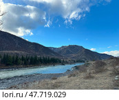 Река Катунь, первый снег осенью в республике Алтай, Чемальский район. Katun River, the first snow in autumn in the Altai Republic, Chemalsky district. 卡吞河，阿尔泰共和国秋天的第一场雪，Chemalsky区。 Стоковое фото, фотограф Денис Баданин / Фотобанк Лори