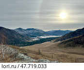 Первый снег осенью в республике Алтай, Чемальский район. Katun River, the first snow in autumn in the Altai Republic, Chemalsky district. 卡吞河，阿尔泰共和国秋天的第一场雪，Chemalsky区。 Стоковое фото, фотограф Денис Баданин / Фотобанк Лори