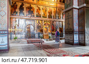Интерьер православного Софийского собора. Иконостас с древними иконами и алтарная часть собора. Собор был основан в 1050 году. Великий Новгород (2024 год). Стоковое фото, фотограф FotograFF / Фотобанк Лори