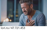 Man suffering strong chest pain, possible heart attack. Стоковое AI-видео, аниматор Юрий Поздников / Фотобанк Лори