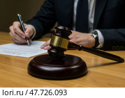 Церемониальный судебный молоток и подпись судебного документа в зале суда. Стоковое AI-изображение, AI-художник Сергей Никифоров-Гордеев / Фотобанк Лори