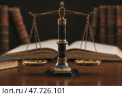Символ справедливости и правосудия в зале суда с весами и книгами законов. Стоковое AI-изображение, AI-художник Сергей Никифоров-Гордеев / Фотобанк Лори