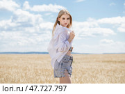 Young beautiful blonde girl posing in a wheat field. Стоковое фото, фотограф Андрей Аркуша / Фотобанк Лори