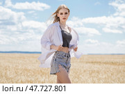 Young beautiful blonde girl posing in a wheat field. Стоковое фото, фотограф Андрей Аркуша / Фотобанк Лори