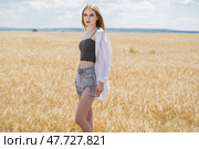 Young beautiful blonde girl posing in a wheat field. Стоковое фото, фотограф Андрей Аркуша / Фотобанк Лори