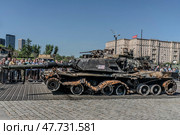 Выставка трофейной военной техники на Поклонной горе в Москве. Танк M1A1 ("Абрамс"), произведенный в США. Редакционное фото, фотограф Андрей Дегтярёв / Фотобанк Лори