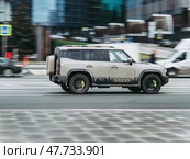 SUV Jetour T2 in beige color is driving fast on a city road. Редакционное фото, фотограф Константин Григорьев / Фотобанк Лори