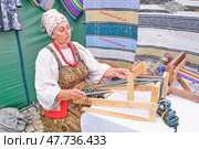Traditional Russian Weaving at Irbit Fair, Russia (2023 год). Редакционное фото, фотограф Ирина Кононова / Фотобанк Лори