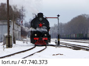 Экипировка водой паровоза Л-2180 на станции Осташков, Тверская область (2021 год). Редакционное фото, фотограф Алексей Иванов / Фотобанк Лори