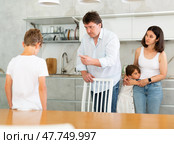 Father and mother, scolding little son and daughter for disobedience. Стоковое фото, фотограф Яков Филимонов / Фотобанк Лори