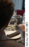 Champagne tasting, Wine glasses are on the table, stylish table setting, wine is poured from a bottle and decanter, sparkling wine bubbles, snacks, people smell the aroma and taste the wine. Стоковое видео, видеограф Vladimir Drozdin / Фотобанк Лори