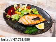 Baked salmon steak served with lemon and vegetable salad. Стоковое фото, фотограф Яков Филимонов / Фотобанк Лори