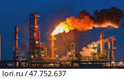Выбросы промышленных нефтеперерабатывающих заводов на фоне сумеречного неба: динамичное пламя в трубах и дым, поднимающийся сквозь сумерки. Стоковое AI-видео, аниматор ФотоИнтеллект / Фотобанк Лори