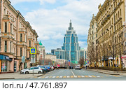 Вид на многофункциональный комплекс «Оружейный». Ранняя весна. Москва. Россия. Редакционное фото, фотограф E. O. / Фотобанк Лори
