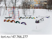 Старая детская площадка, засыпанная снегом (2010 год). Стоковое фото, фотограф Snezka / Фотобанк Лори
