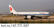 Air China Airbus taxiing to runway on El Prat Airport (2020 год). Редакционное фото, фотограф Яков Филимонов / Фотобанк Лори