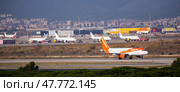EasyJet Airbus taxiing to runway on El Prat Airport, (2020 год). Редакционное фото, фотограф Яков Филимонов / Фотобанк Лори
