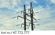 Electricity pylons rising against a backdrop of a cloudy sky in crimea, ukraine, supporting essential power lines for energy distribution. Стоковое видео, видеограф Mikhail Davidovich / Фотобанк Лори