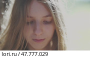 Teenager girl enjoys sunlight, touching her hair. Стоковое видео, видеограф Константин Шишкин / Фотобанк Лори