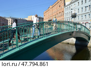 Сенной пешеходный мост и канал Грибоедова в Петербурге (2018 год). Стоковое фото, фотограф Александр Алексеев / Фотобанк Лори