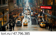 A vibrant city street filled with yellow taxis and holiday lights as shoppers crowd the sidewalks during Black Friday sales. Стоковое AI-изображение, AI-художник Данила Большаков / Фотобанк Лори