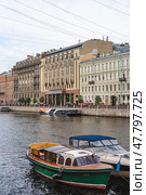 Набережная в Санк-Петербурге с катерами и яхтами. Редакционное фото, фотограф Viktor Kholodnyakov / Фотобанк Лори