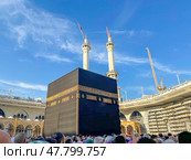 Construction in the Al-Haram Mosque, the Holy Kaaba close-up. Space for text. Saudi Arabia, Mecca, November 20, 2024. Редакционное фото, фотограф Луиза Налимова / Фотобанк Лори
