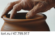 Craftsmanship in motion: skilled hands shaping clay pot on spinning wheel. Стоковое AI-видео, аниматор Sabyna75 / Фотобанк Лори