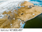 Историческое место затопления села Бердское, вид с высоты птичьего полёта. Останки старого строения. Новосибирское Обское водохранилище близ острова "Хреновый". Новосибирская область, Западная Сибирь. Стоковое фото, фотограф Евгений Мухортов / Фотобанк Лори