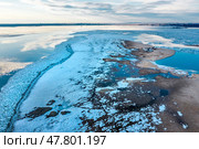 Весенний пейзаж на Оби с тающим льдом. Новосибирское Обское водохранилище. Новосибирская область, Западная Сибирь. Стоковое фото, фотограф Евгений Мухортов / Фотобанк Лори