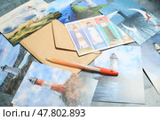 Открытки с маяками, конверт и ручка. Редакционное фото, фотограф Яна Королёва / Фотобанк Лори