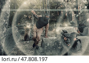 Paintball team rushing enemy positions on battleground. Стоковое фото, фотограф Яков Филимонов / Фотобанк Лори