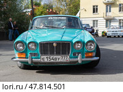 Автомобиль Jaguar XJ (Series I) перед стартом на ретро ралли "Петербург-2024". Вид спереди. Редакционное фото, фотограф Виктор Карасев / Фотобанк Лори