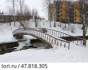 Средний Пионерский мост через речку Неглинку. Парк 50-летия Пионерской организации, Петрозаводск, Карелия (2021 год). Редакционное фото, фотограф Алексей Иванов / Фотобанк Лори