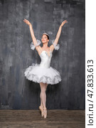 Studio portrait of a ballerina in a white tutu. Стоковое фото, фотограф Андрей Аркуша / Фотобанк Лори