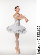 Studio portrait of a ballerina in a white tutu. Стоковое фото, фотограф Андрей Аркуша / Фотобанк Лори