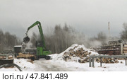 The workflow of a log loader at a woodworking plant. Стоковое видео, видеограф Андрей Шалари / Фотобанк Лори