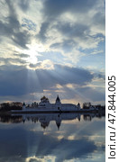 Stunning water landscape. Orthodox churches with white walls and golden domes are reflected in mirrored surface of river. Holy Trinity Ipatievsky Monastery in Kostroma. Стоковое фото, фотограф Ирина / Фотобанк Лори