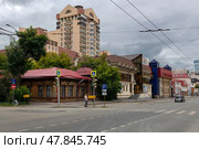 Вид на дом купца К.Г. Осокина, дом мещанина Г.П. Чарминга, конец 19 века, улица Розы Люксембург, 16, Екатеринбург (2024 год). Редакционное фото, фотограф Pukhov K / Фотобанк Лори