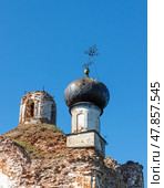 Вид на купол и покосившийся крест  Церкви Спаса Нерукотворного Образа (1780 – 1790 г.) в деревне Анхимово, Вытегорский район, Россия. (2024 год). Стоковое фото, фотограф Головкова Елена / Фотобанк Лори