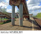 Обрушение мостовых конструкций ж/ д моста . Станция Горьковского направления Московской железной дороги ДРЕЗНА . Московская область , Орехово Зуевский район. Редакционное фото, фотограф stargal / Фотобанк Лори