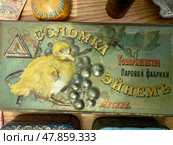 Витрина с продукцией русских кондитерских фабрик 19 в. Фрагмент экспозиции "В купеческой лавке". Успенская церковь, Александровская слобода. Россия, город Александров, Владимирская область. Редакционное фото, фотограф Щеголева Ольга / Фотобанк Лори