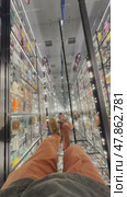 Abstract interior reflections on ceiling and walls showcasing infinite mirrored space. Стоковое видео, видеограф Антон Гвоздиков / Фотобанк Лори